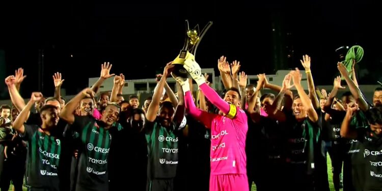 FOTO - Jogadores do Dogão levantam a taça do torneio Paraná de Verão 2024/2025