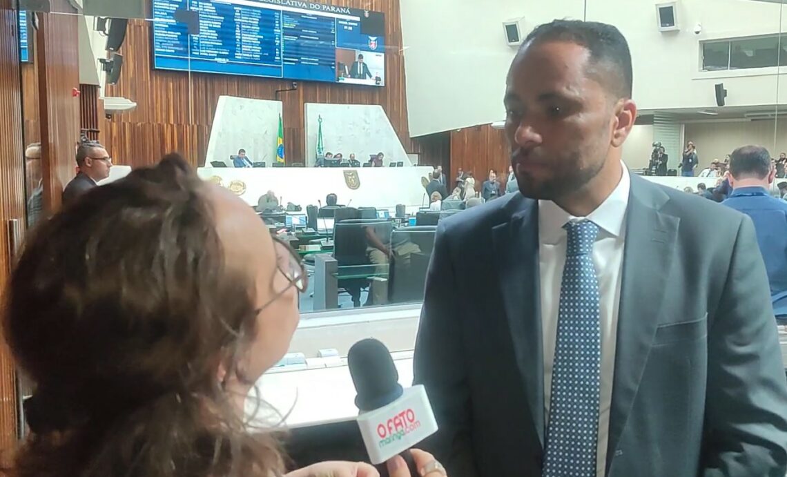 Na foto, Ligiane Ciola entrevista o deputado Do Carmo