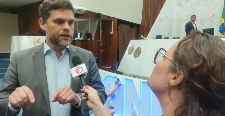 Na foto, Ligiane Ciola entrevista o deputado Goura (PDT)