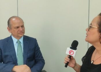 Na foto, Ligiane Ciola entrevista o secretário de Indústria e Comércio do Paraná que deve deixar o cargo para voltar à Câmara Federal