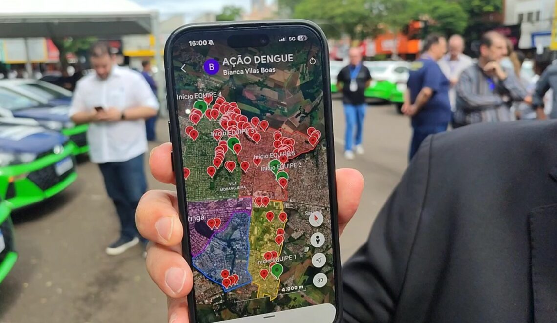 Secretário Vagner Mussio da secretaria de Infraestrutura e Limpeza Urbana mostra o georeferenciamento do lixo na cidade. Estudo indicou 15 bairros onde o mutirão de dois dias vai se concentrar. foto - OFATOMARINGA.COM