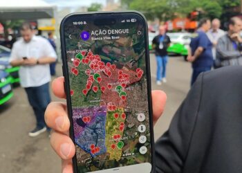 Secretário Vagner Mussio da secretaria de Infraestrutura e Limpeza Urbana mostra o georeferenciamento do lixo na cidade. Estudo indicou 15 bairros onde o mutirão de dois dias vai se concentrar. foto - OFATOMARINGA.COM