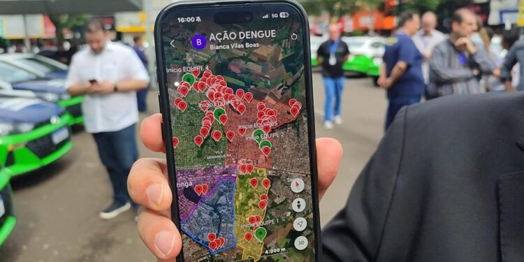 Secretário Vagner Mussio da secretaria de Infraestrutura e Limpeza Urbana mostra o georeferenciamento do lixo na cidade. Estudo indicou 15 bairros onde o mutirão de dois dias vai se concentrar. foto - OFATOMARINGA.COM