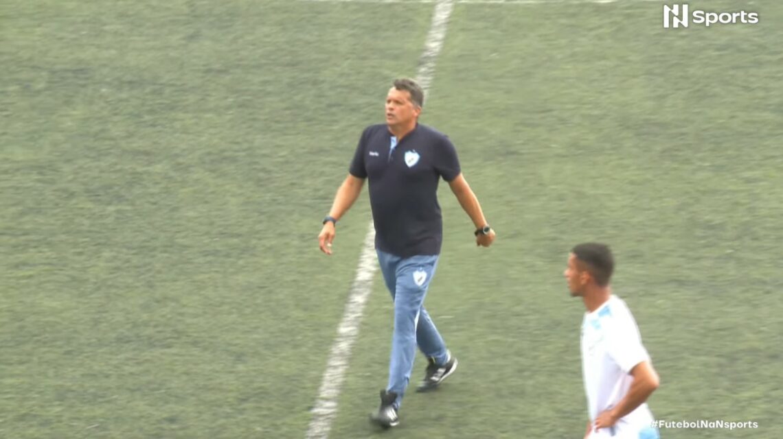 Técnico Claudinei Oliveira saiu muito bravo com a derrota para o pior time da competição até aqui. FOTO REPRODUÇÃO NSPORTS