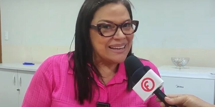 Frame da entrevista concedida pela diretora do Procon de Maringá Coronel Audilene Rocha a Ligiane Ciola