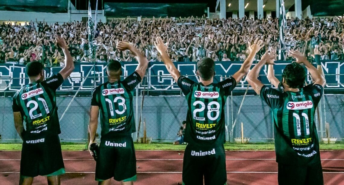 Na foto de Fernando Teramatsu, jogadores saudam a torcida após a vitória pela Copa do Brasil no WD