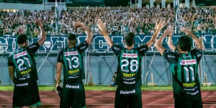 Na foto de Fernando Teramatsu, jogadores saudam a torcida após a vitória pela Copa do Brasil no WD