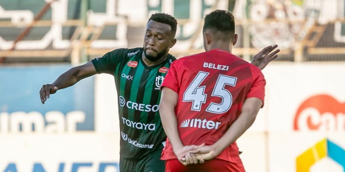 Na foto de FERNANDO TERAMATSU, o atacante Maranhão, esperança de gols do Maringá, tenta superar o athleticano Belezi. Maranhão marcou o gol do Dogão na partida da ida e meteu duas bolas na trave do time da capital