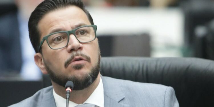 Na foto de OFATOMARINGA.COM, o deputado Arilson Chiorato - Líder da Bancada de Oposição na Assembleia Legislativa do Paraná