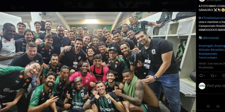 Na foto de Rodrigo Araújo, jogadores, técnico e todo o staff do Dog comemoram a vitória por 3 a 2 de virada sobre o Confiança