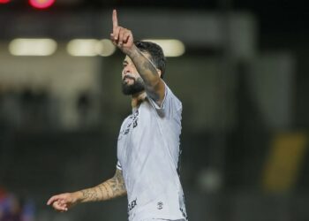 Na foto de Luiz Viana/Galo Maringá, o atacante Cordova comemora o primeiro gol da partida contra o Toledo