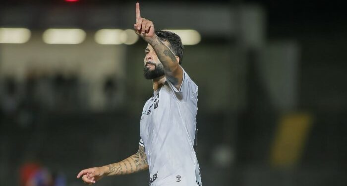 Na foto de Luiz Viana/Galo Maringá, o atacante Cordova comemora o primeiro gol da partida contra o Toledo