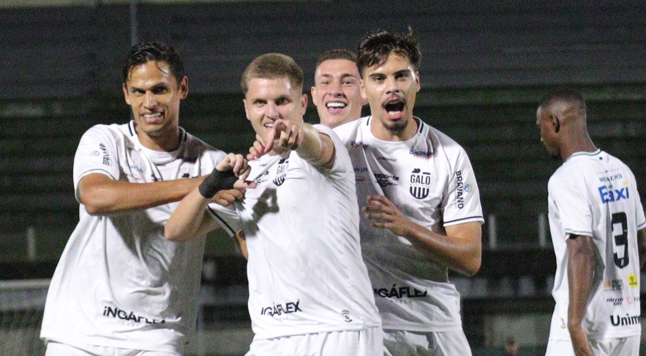 Na foto de João Victor Bulhak - ASC/Galo Maringá, o jogador Eli comemora o primeiro dos três gols do Galo na vitória por 3 a 1 sobre o Patriotas