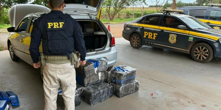 PRF abordou carro suspeito parado em posto de combustíveis de Campo Mourão e encontrou mais de 200kg de maconha. Foto - PRF/PR