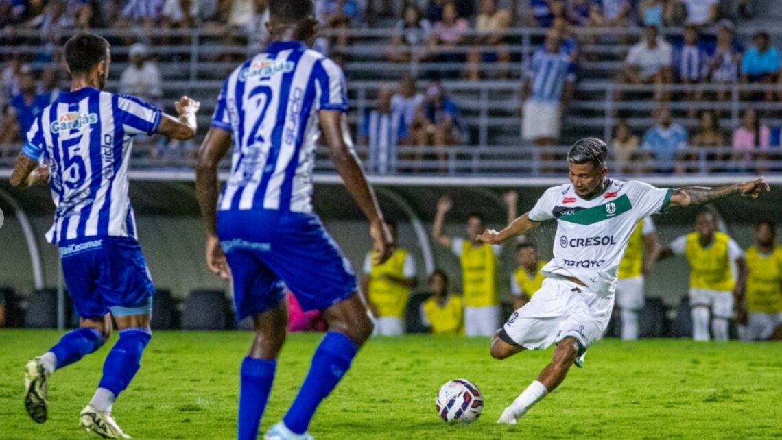 Na foto de Renato Alexandre - o atacante Negueba - autor dos dois gols do Dogão na derrota por 3 a 2 para o CSA