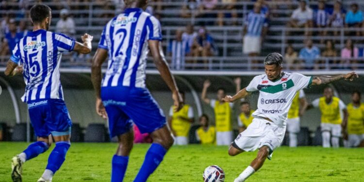 Na foto de Renato Alexandre - o atacante Negueba - autor dos dois gols do Dogão na derrota por 3 a 2 para o CSA
