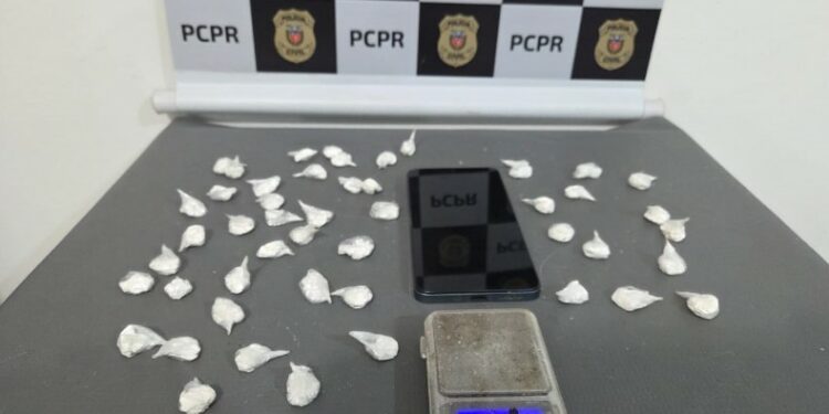 POLICIA CIVIL PRENDE TRAFICANTE QUE USAVA BARBEARIA COMO FACHADA PARA TRAFICAR COCAÍNA NA VILA VARDELINA. Foto - PCPR 9ª SDP