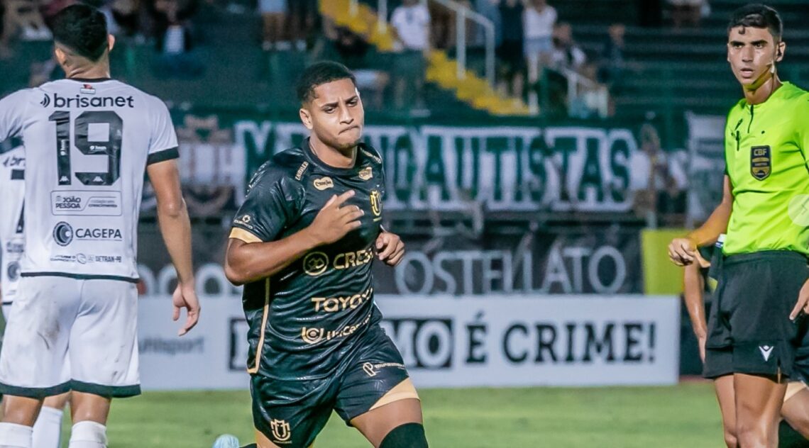 Na foto de Fernando Teramatsu - o atacante Fernando comemora o gol de empate do Dogão