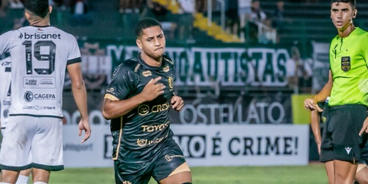 Na foto de Fernando Teramatsu - o atacante Fernando comemora o gol de empate do Dogão