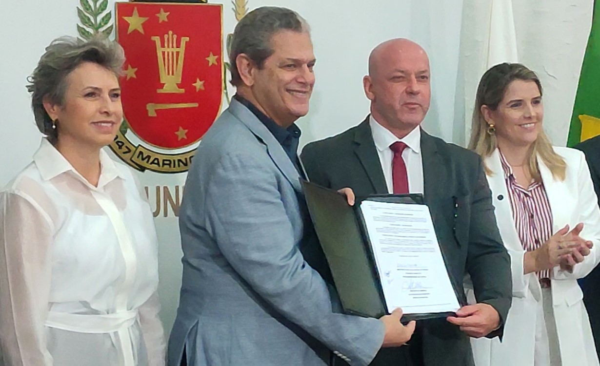 Na foto de OFATOMARINGA.COM, a vice-prefeita Sandra Jacovós, o prefeito Silvio Barros, o Procurador Geral do MPPR - Francisco Zanicotti e a presidente da Câmara Majô