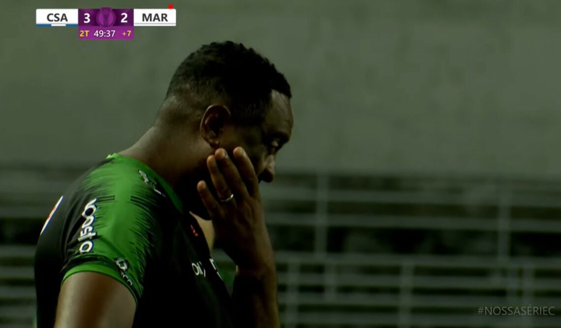 Cai a invencibilidade do Maringá Futebol Clube de Jorge Castilho. CSA bate o Dogão por 3 a 2 que termina com 10 homens em campo pela quarta vez em cinco jogos. FOTO - NOSSO FUTEBOL
