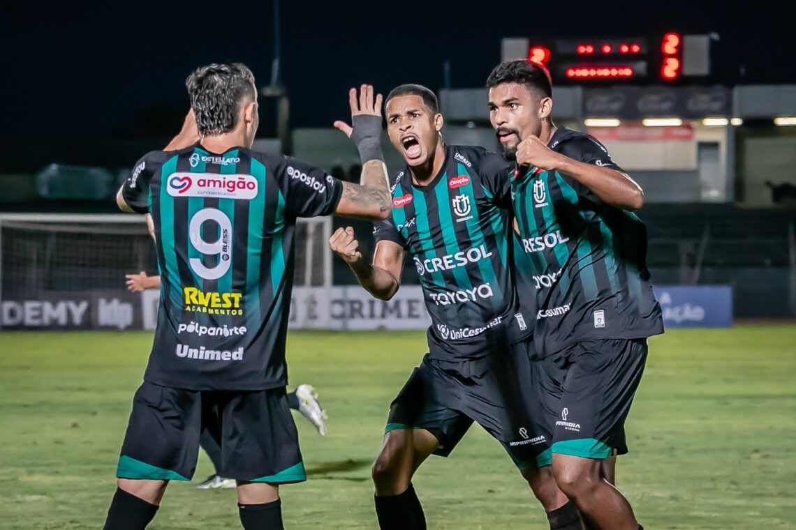 Na foto de FERNANDO TERAMATSU (MFC) jogadores comemoram gol contra o Confiança