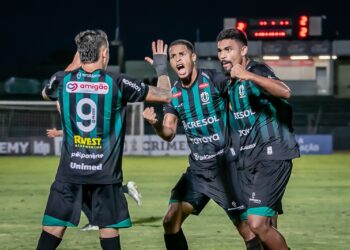 Na foto de FERNANDO TERAMATSU (MFC) jogadores comemoram gol contra o Confiança