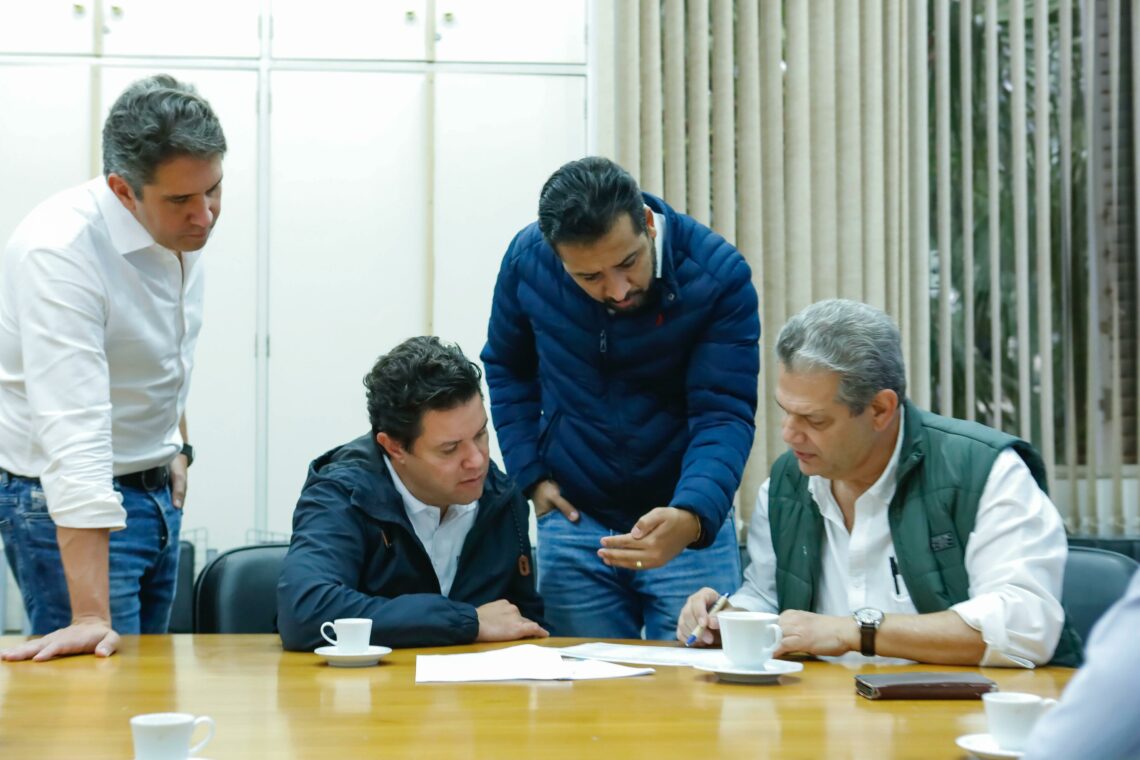Durante a visita, o prefeito Silvio Barros apresentou ao secretário Guto Silva os projetos estruturantes, que vão trazer soluções concretas para a mobilidade e qualidade de vida da população. Foto - divulgação PMM