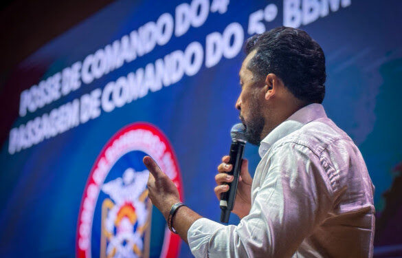 Em seu discurso, o deputado Adriano José elogiou o trabalho do coronel Vasco e reforçou a importância de valorizar quem atua em defesa da vida.. Créditos: Divulgação/Assessoria Parlamentar